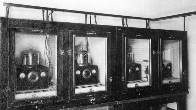 Los cuatro osciladores del primer reloj de cuarzo que marcó el estándar de tiempo en los Estados Unidos.
