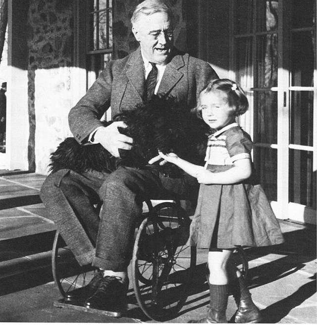 El presidente de los Estados Unidos de América Franklin D. Roosevelt, en silla de ruedas, como consecuencia de las secuelas de la poliomielitis padecida