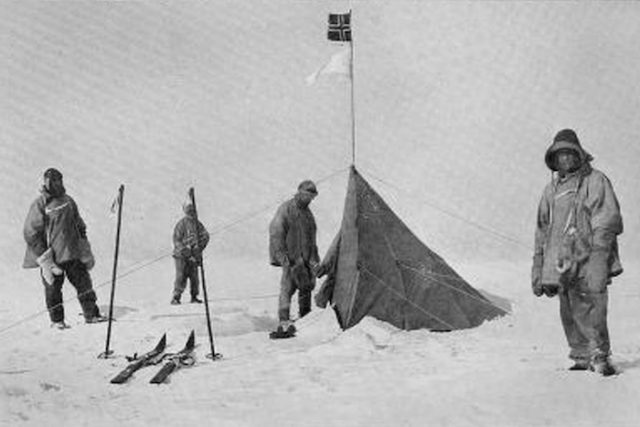 La expedición noruega de Amundsen coronando el Polo Sur
