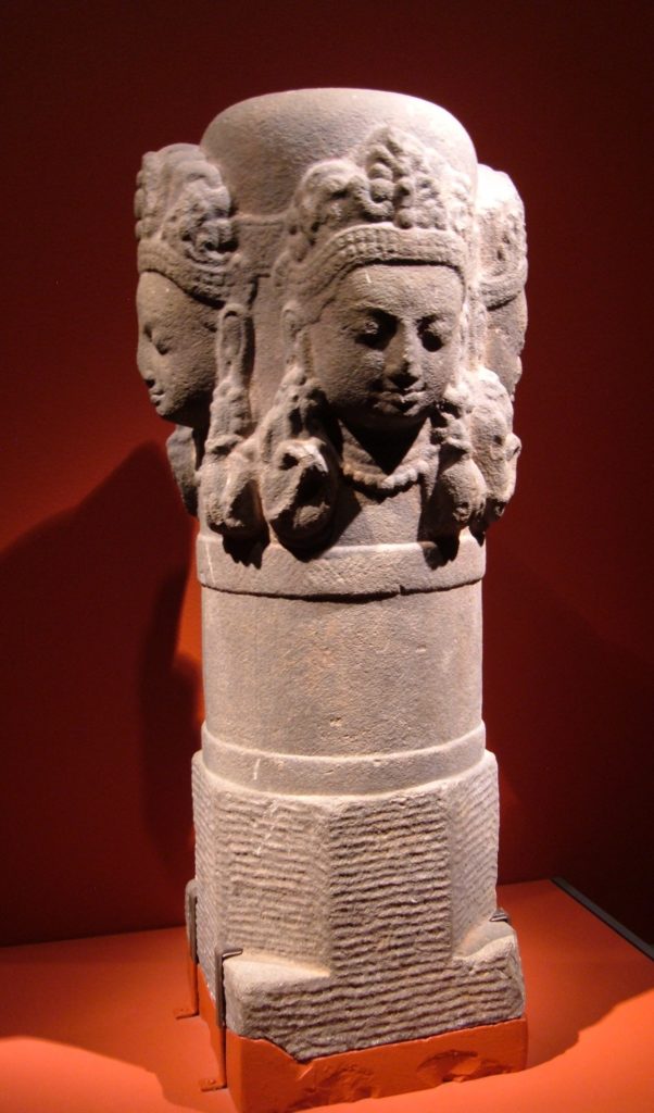 "Lingam" de Shiva nepalí hecho de piedra