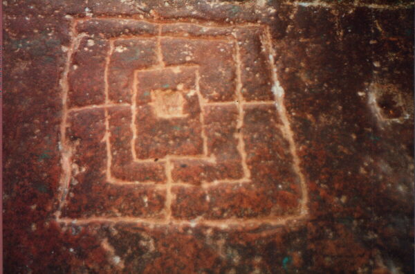 Tablero del Alquerque de nueve grabado en la piedra de un templo cerca de Khejarala, India.