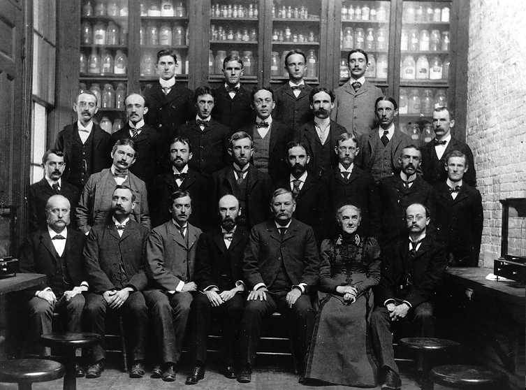 Claustro del departamentto de química. MIT, curso 1899-1900