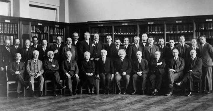 Conferencia Solvay 1930. Blas Cabrera aparece sentado, tercero por la derecha, en tre Niels Bohr y Owen Richardson; detrás de él, de pie, Peter Debye y Wolfgang Pauli.