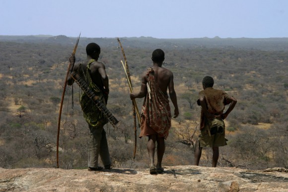 Cazadores Hadza contemplan el paisaje tanzano. Imagen: Brian Wood.