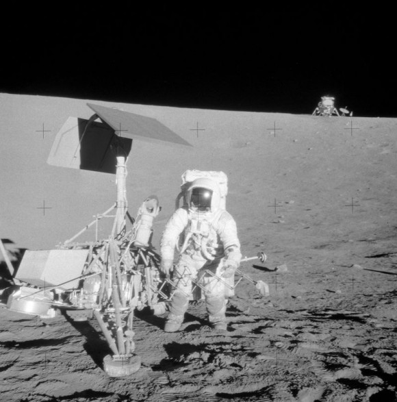 El astronauta Alan Bean junto a la sonda Surveyor 3. Si os fijais, al fondo podéis ver dónde aterrizó el LEM del Apollo XII. (imagen NASA/Conrad)