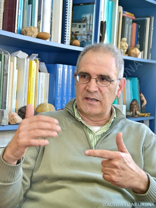 Alejandro Cearreta en un momento de la entrevista en su despacho de la Universidad del País Vasco. Foto: Izaskun Lekuona.