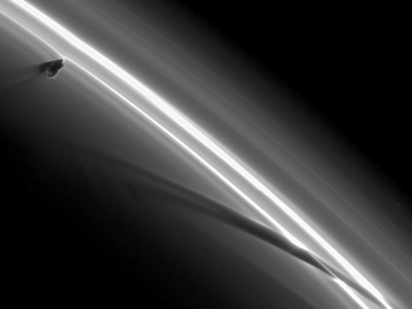La irregular “luna pastor” Prometeo, creando serpentinas claras y oscuras en el anillo F de Saturno. Foto: Cassini Imaging equipo, ISS, JPL, ESA, NASA. 