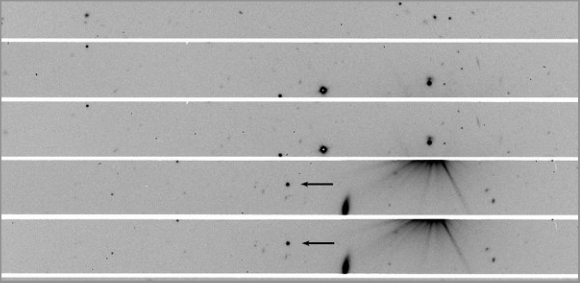 Imagen de GRB121024A tomada a través de polarímetro montado en el instrumento FORS2 del VLT. El polarímetro proporciona dos imágenes por cada objeto en el campo de visión. Los objetos polarizados aparecen sensiblemente más brillantes en una banda que en otra. Los objetos no polarizados, la inmensa mayoría, muestran la misma intensidad en la banda superior e inferior. El objeto señalado por la flecha es GRB121024A el cual mostró una polarización circular del 0.6%. Imagen de Wiersema et al. 2014, Nature, DOI 10.1038/nature13237.