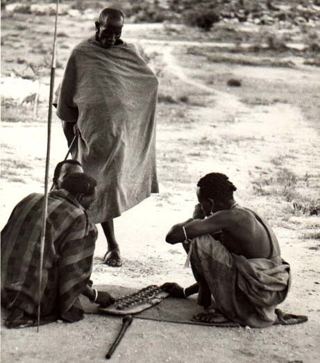 Viejos del pueblo de los samburu, en Kenia, jugando al mancala