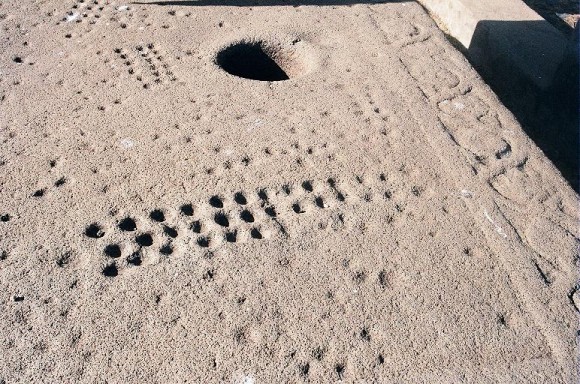 Grupos de filas de agujeros posiblemente pertenecientes a tableros de mancala, en Aksumite, Etiopia