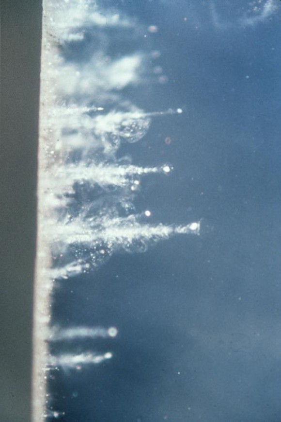 En un experimento utilizando una pistola de aire especial las partículas se dispararon sobre aerogel a altas velocidades. En la foto se puede ver un primer plano de las partículas que han sido capturadas en aerogel dejando su particular rastro. Foto: NASA / JPL-Caltech