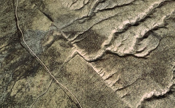En esta imagen tomada de satélite se observa el desplazamiento y desfase de los cauces de algunos riachuelos entre ambos lados de la falla de San Andrés. Google Earth.