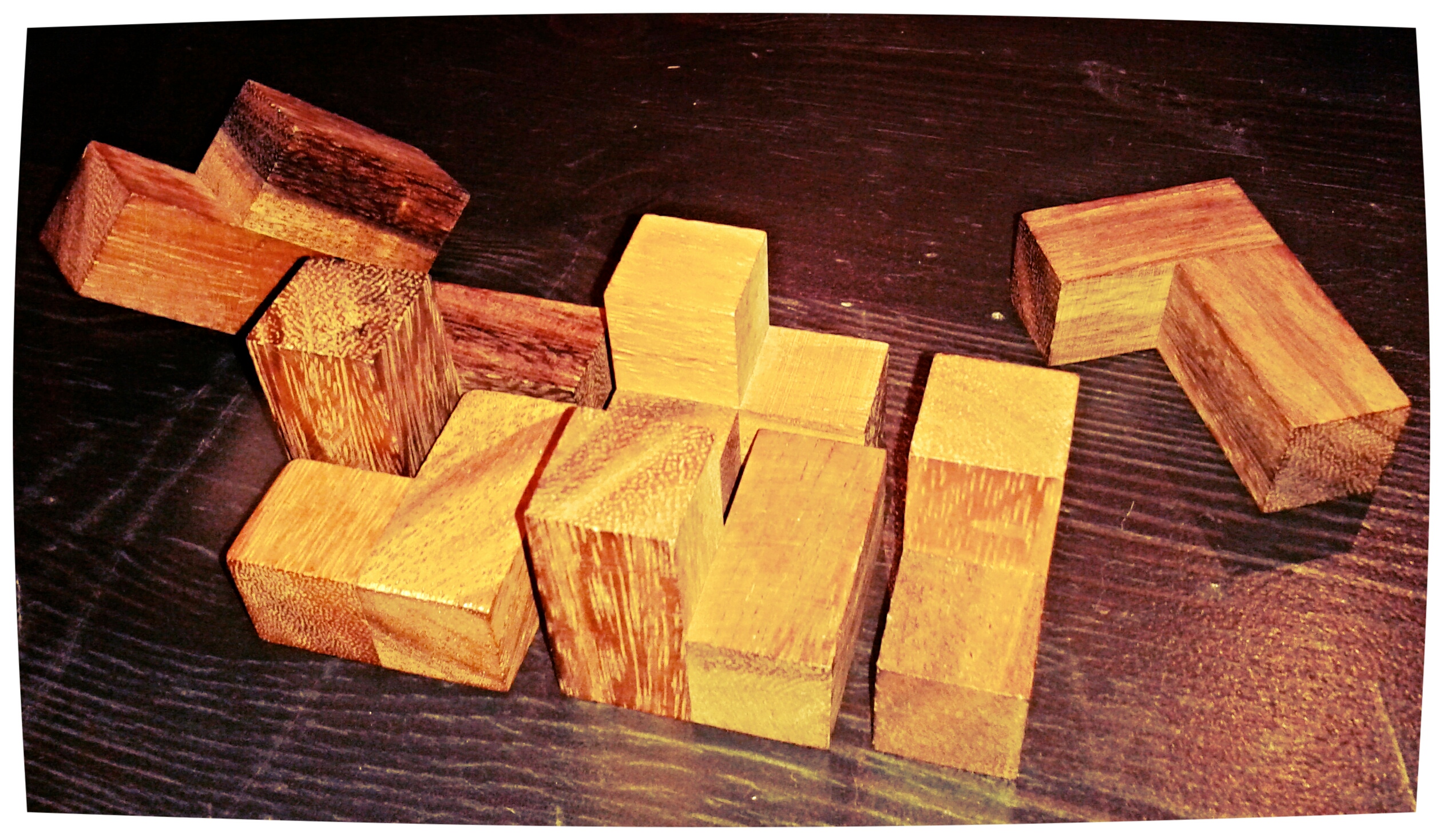 Maqueta de la colocación de las piezas del “cubo soma” en el diseño anterior, realizado con pequeñas piezas de madera del juego