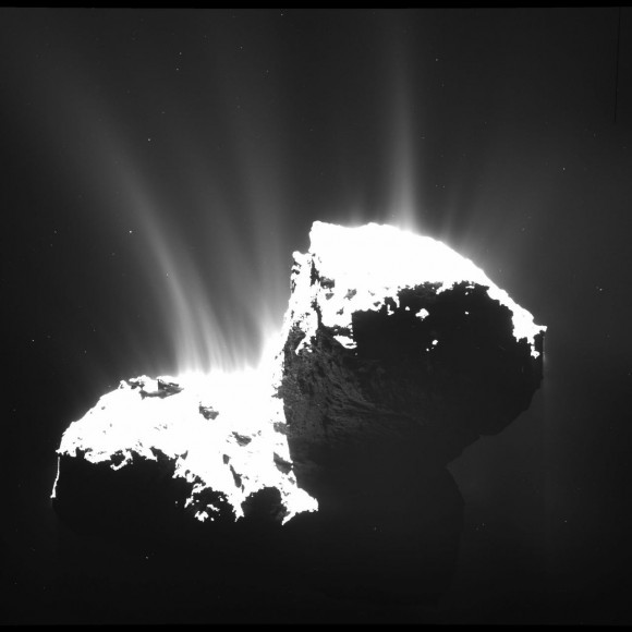 Chorros de polvo emergiendo del núcleo del cometa. Foto: ESA/Rosetta/MPS for OSIRIS Team MPS/UPD/LAM/IAA/SSO/INTA/UPM/DASP/IDA.