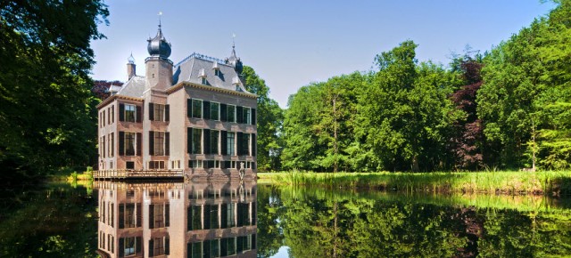 Kasteel Oud Poelgeest, residencia de Boerhaave cerca de Leiden, donde creó un jardín botánico que rivalizaba con el "Hortus cliffortianus" de Linneo. 