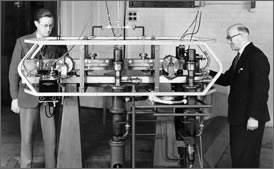 Primer reloj atómico de Jack Parry y Louis Essen (1955) 