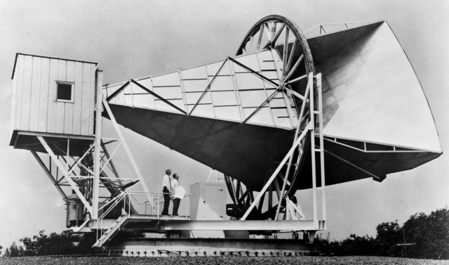 La antena con la que Penzias y Wilson (en la imagen) estudiaban las comunicaciones vía satélite y con la que encontraron por casualidad la radiación cósmica de fondo.