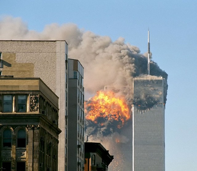 Ataque a las torres gemelas de Nueva York el 11/9/2001 (fuente: Wikipedia)