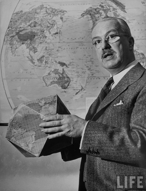 Imagen perteneciente al artículo R. Buckminster Fuller’s Dymaxion World publicado en 1943 en la revista LIFE, en la que aparece Fuller con el mapa cubo-octaédrico en sus manos (esta imagen y las siguientes se han sacado de la página de Gene Keyes)