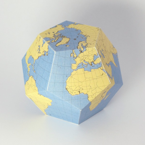 Mapa sobre un dodecaedro, con la proyección gnomónica o central, sin desplegar sobre el plano, de la página de Carlos Furuti