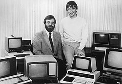 Gates y Allen de Microsoft tras la firma del contrato con IBM en 1981 que llevaría al desarrollo de MS-DOS 