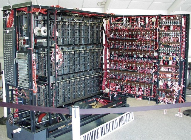 Recosntrucción de la "Bombe" rediseñada por Alan Turing, la máquina criptoanalítica que pudo descifrar el código Enigma.