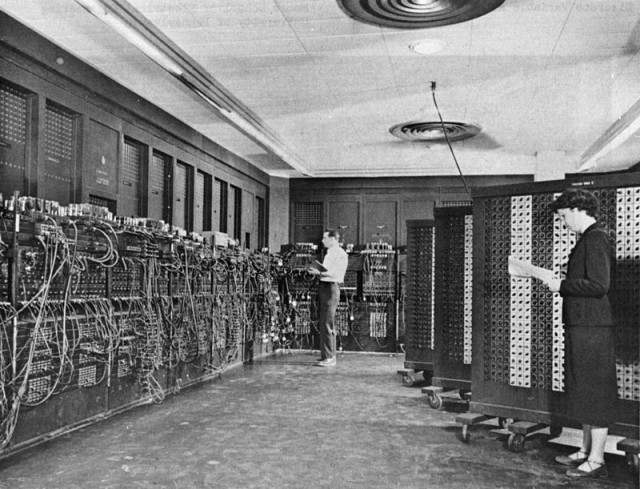 ENIAC, con una de sus programadoras originales, Frances Elisabeth Snyder Holberton. Más tarde Betty Holberton contribuiría a crear COBOL y FORTRAN.