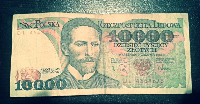 Uno de esos billetes de 10.000 zlotys viejos que aún guardo en mi casa