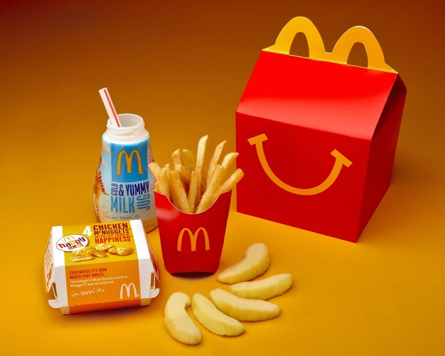 Contenido del menú infantil de los restaurantes McDonald’s, conocido como Happy Meal, que incluye cajas de 4 nuggets de pollo