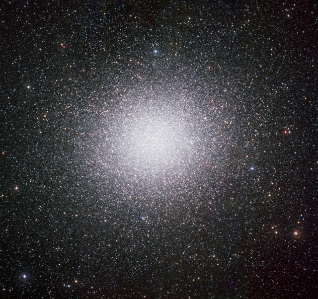 El cúmulo globular Omega Centauri (NGC 5139) es el más brillante de los que orbitan la Vía Láctea; está a unos 15.800 años-luz de la Tierra aunque puede ser observado a simple vista en una noche clara sin contaminación lumínica. | Wikimedia Commons