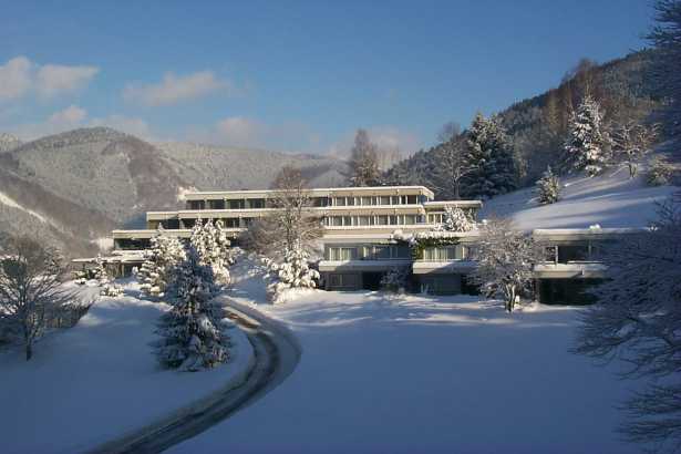  Edificio principal y bungalows del Instituto de Investigación Matemática Oberwolfach, en invierno, en plena nevada
