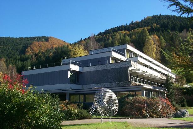 Edificio principal del Instituto Oberwolfach, con la escultura de la superficie de Boy