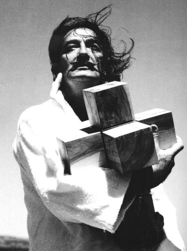Fotografía de Dalí con un despliegue tridimensional del teseracto realizado en madera