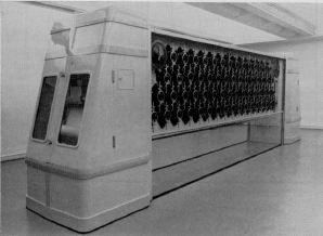 Predictor de mareas basado en el analizador armónico de Kelvin del Instituto Hidrográfico del Reich, construido en Alemania en 1938. Tenía 7,5 metros de altura y manejaba 62 variables.