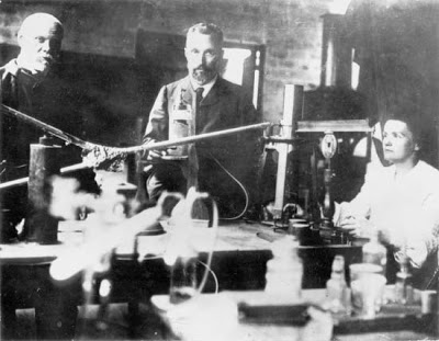 Gustave Bémont (químico creador de la marcha analítica de la destilación fraccionada), Pierre y Marie Curie en el laboratorio de rue Vauquelin