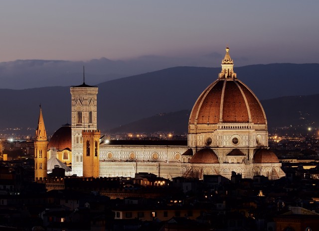 La catedral de Florencia con la mayor cúpula de ladrillo del mundo realizada por Filippo Brunelleschi (1436). El remate de la linterna lo realizó el mismo autor en 1461.
