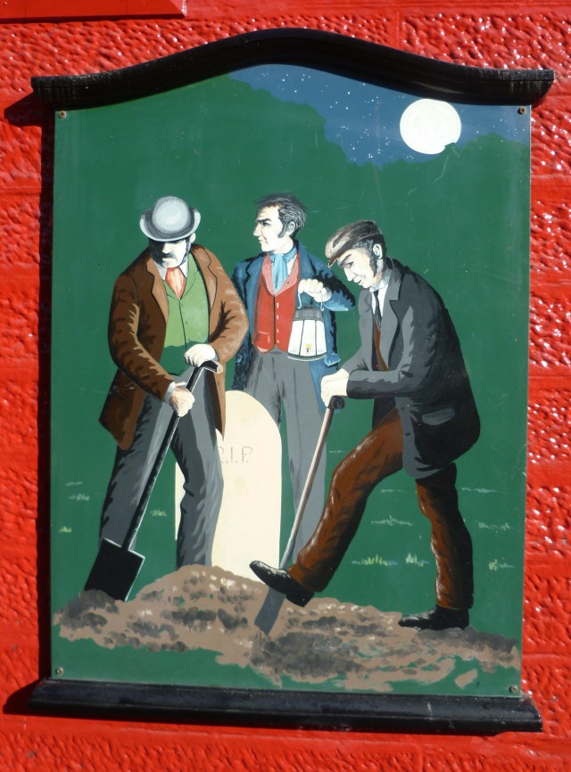 Representación de "resurreccionistas" en la fachada de un pub escocés actual.