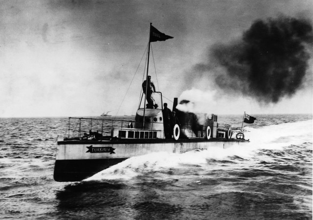 Nave experimental "Turbinia" de la Royal Navy (1894). Empleaba una turbina de vapor para su propulsión.