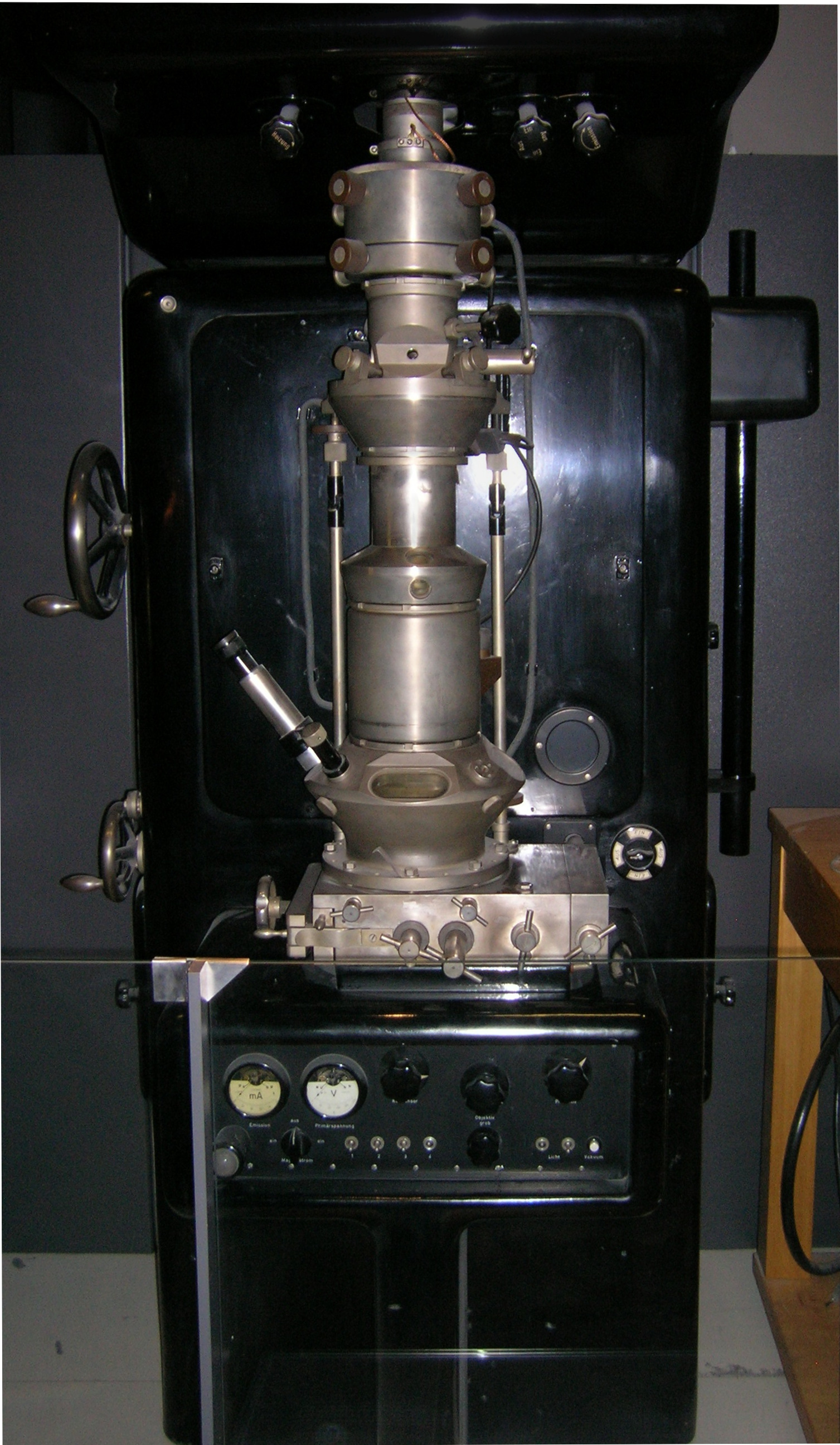 Ernst_Ruska_Electron_Microscope_-_Deutsches_Museum_-_Munich-edit