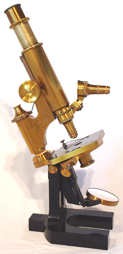 Microscopio fabricado por Carl Zeiss utilizando ópticas de Abbe (1879)