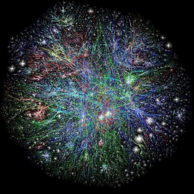 Grafo que representa internet, donde los vértices son las direcciones IP y las aristas las conexiones entre ellas. Cada color representa una zona… rojo es la parte del pacífico de Asia, verde es Europa, Oriente Medio, Asia Central y África, azul es Norteamérica y amarillo es América Latina y Caribe, entre otros