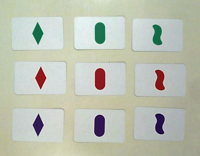 Las 9 cartas del juego SET de dos características, forma y color