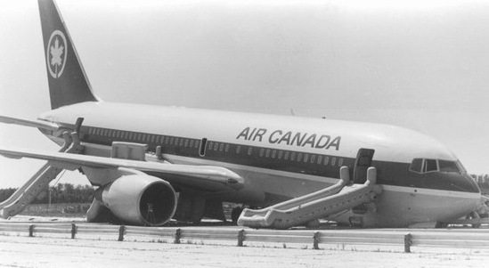 Posición en la que quedó el avión del vuelo 143 de Air Canada, en julio de 1983, tras realizar un aterrizaje de emergencia por haberse quedado sin fuel a mitad de su vuelo entre Montreal y Edmonton
