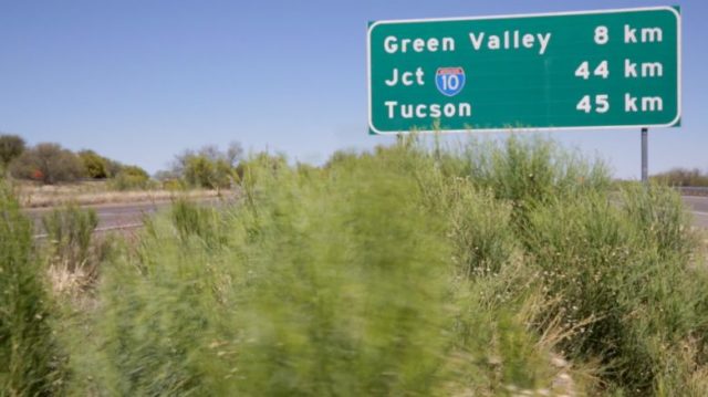Entre las décadas de los años 1970 y 1980 hubo un intento fallido de adopción del sistema internacional de medidas en EE.UU, motivo por el cual existen algunas señales de tráfico con medidas en el sistema métrico decimal, como las señales de distancia de la interestatal 19 entre Tucson y Nogales