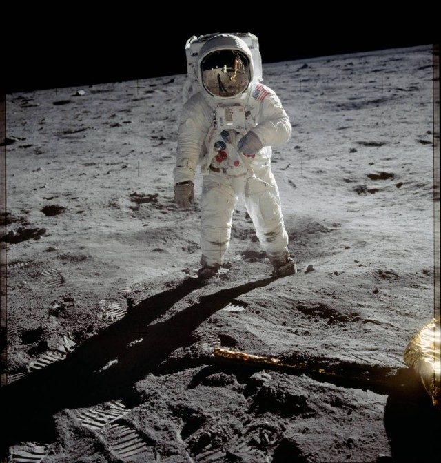 Buzz Aldrin caminando por la superficie de la luna durante la misión Apolo 11 (NASA).