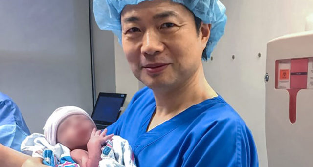 El doctor John Zhang con el niño