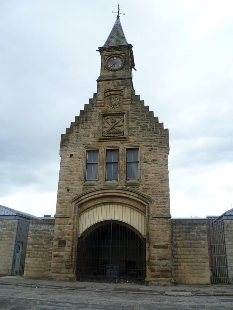 800px-Clocktower_entrance_to_the_former_Carron_Works,_near_Falkirk
