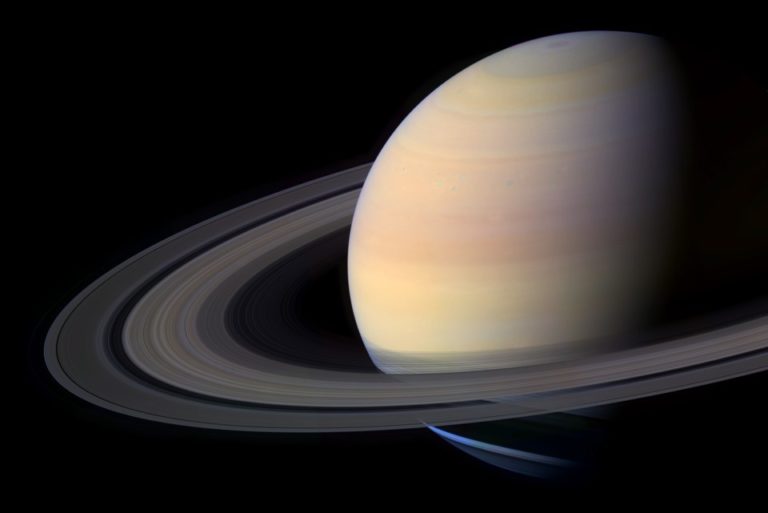 Saturno en un vaso de aceite