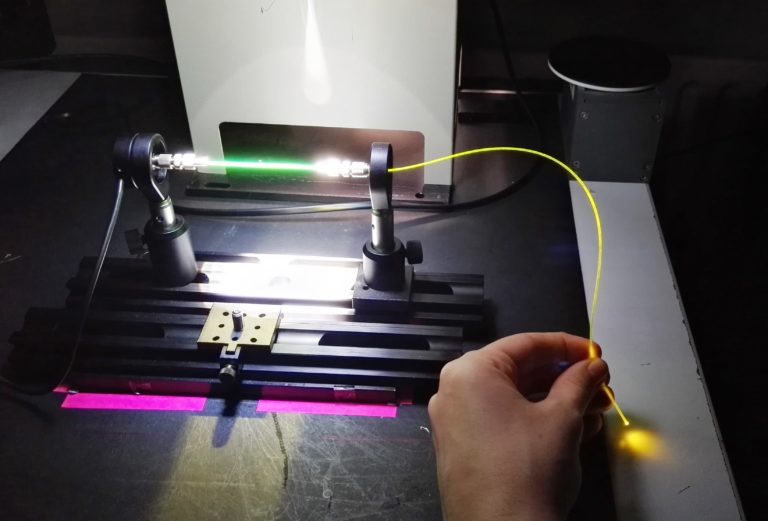 Una fibra óptica de plástico actúa como concentrador solar luminiscence