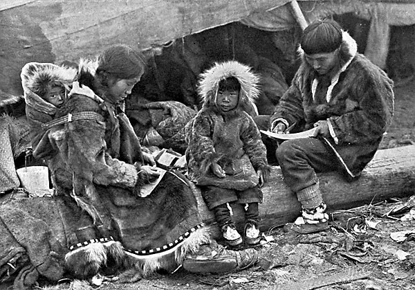 Foto3. Familia esquimal en torno a 1900 (Wikipedia Commons)